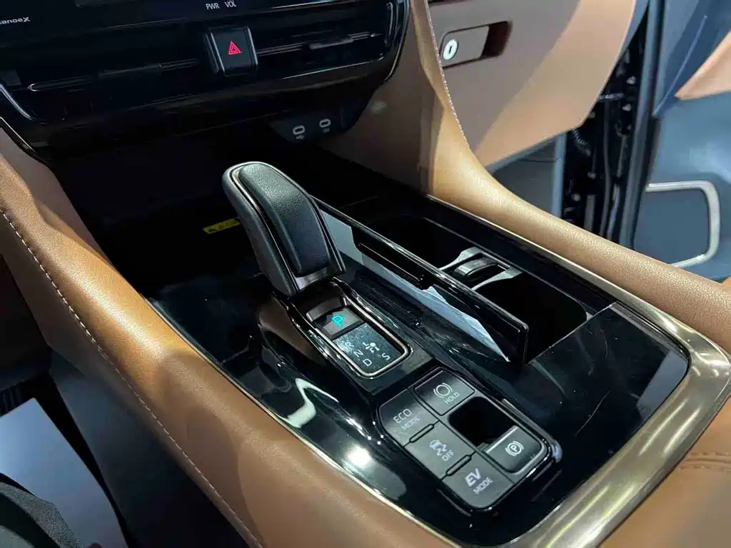 Toyota Alphard — фото 10