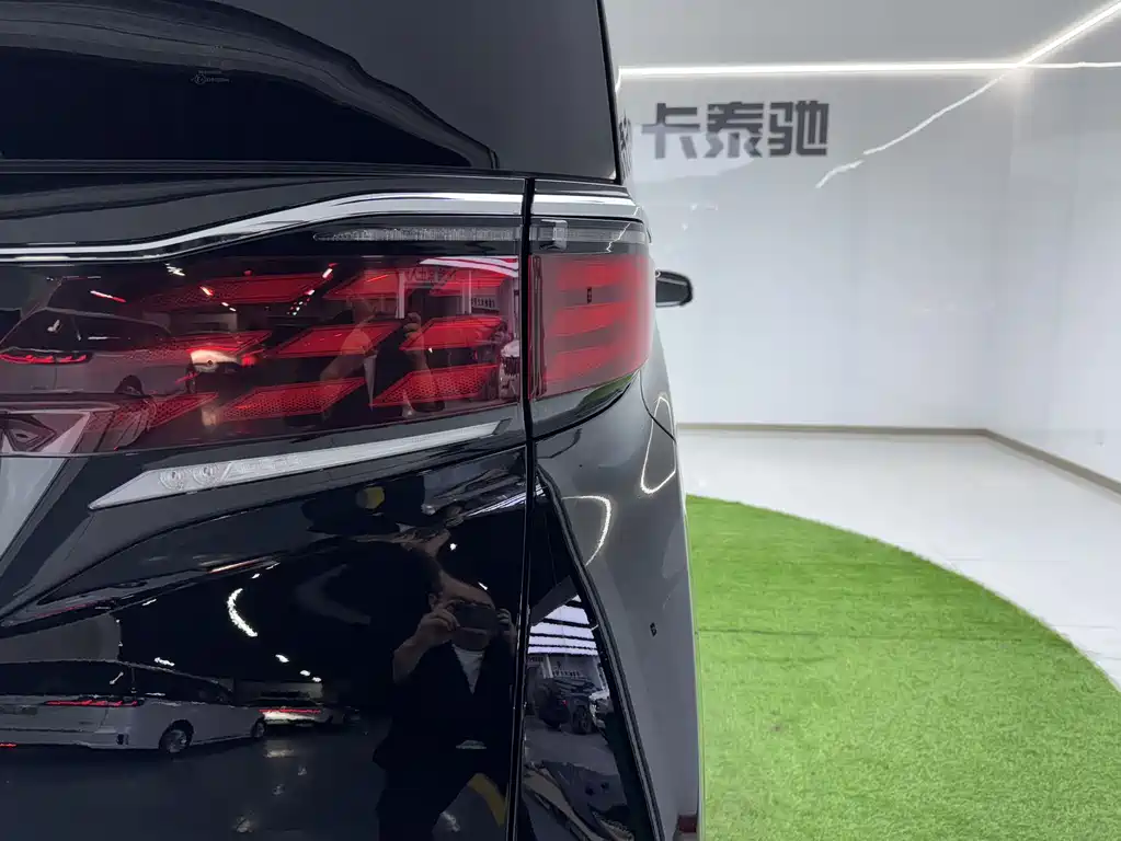 Toyota Alphard — фото 20
