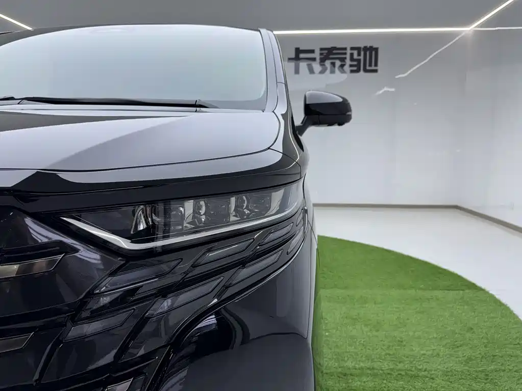 Toyota Alphard — фото 21