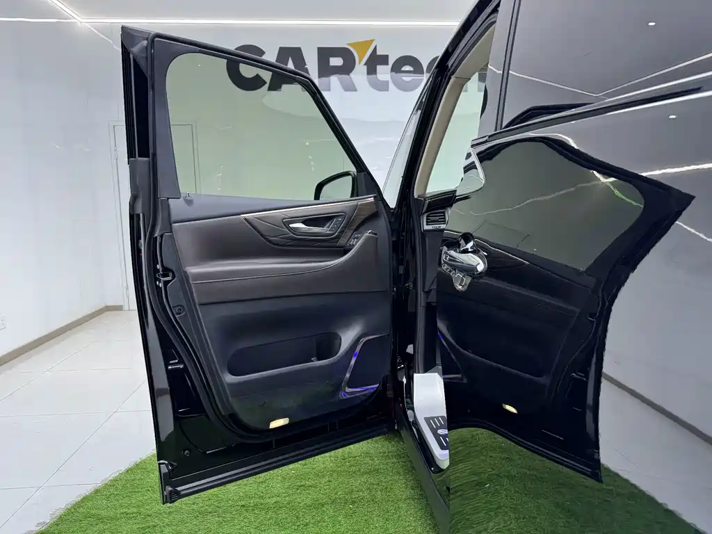 Toyota Alphard — фото 22