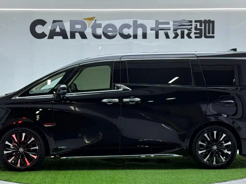 Toyota Alphard — фото 8
