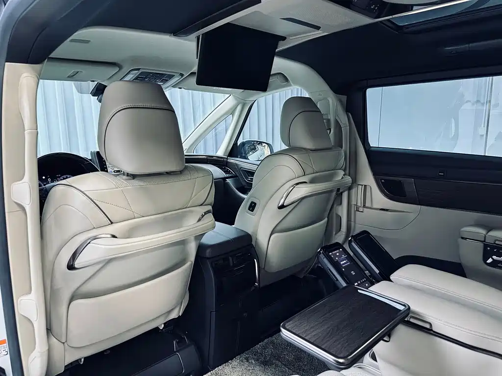 Toyota Alphard — фото 11