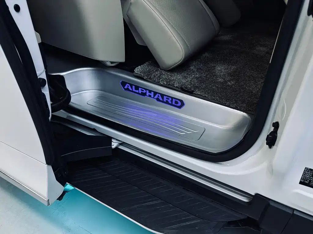 Toyota Alphard — фото 20