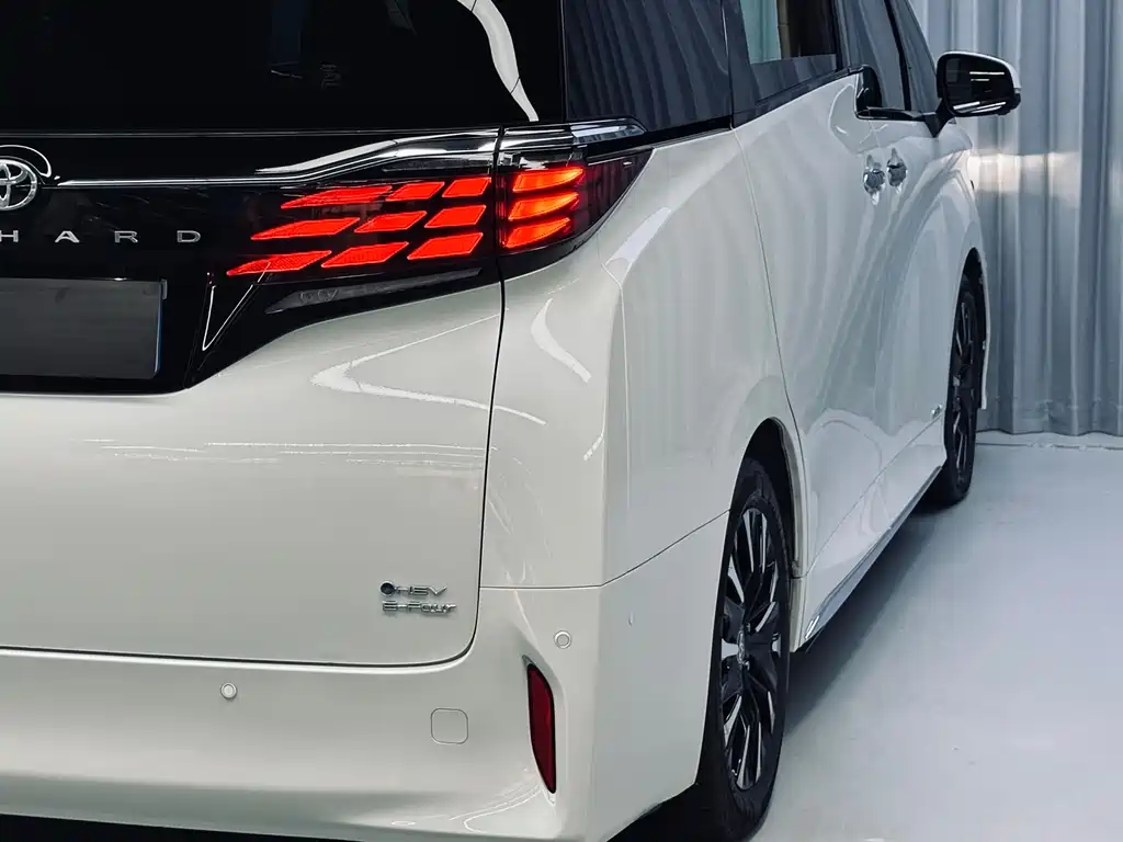 Toyota Alphard — фото 24