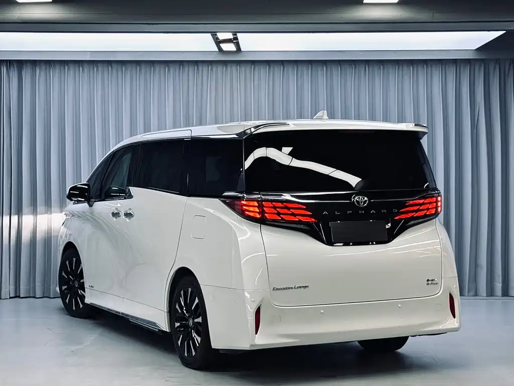 Toyota Alphard — фото 4