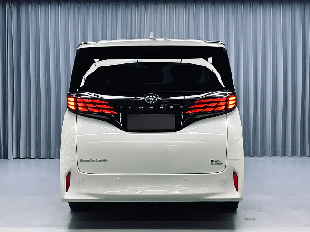 Toyota Alphard — фото 5