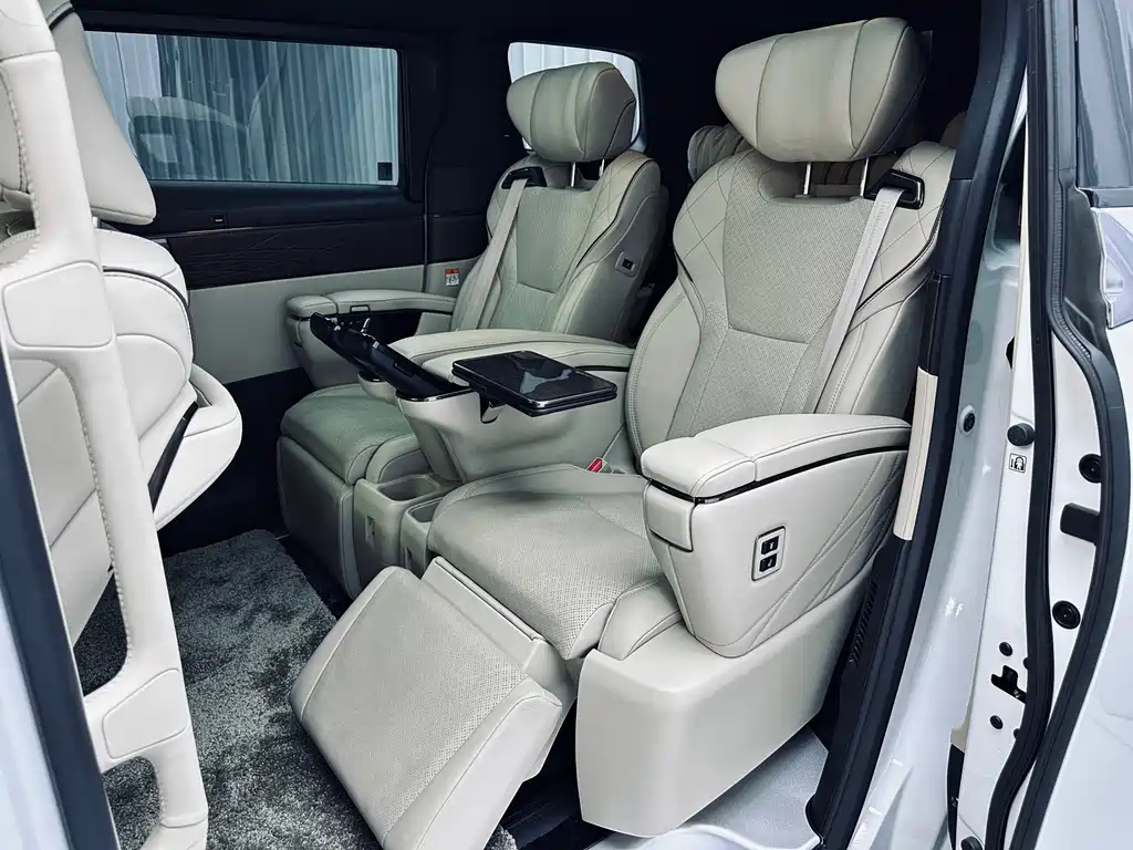 Toyota Alphard — фото 9