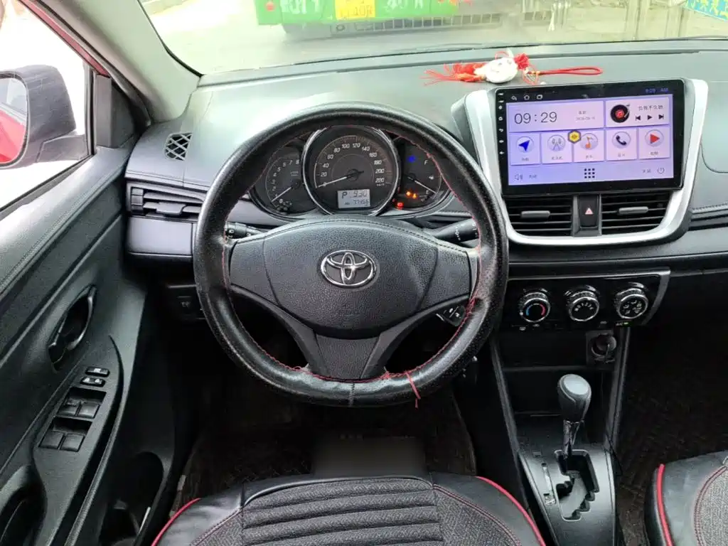 Toyota Yaris L — фото 11