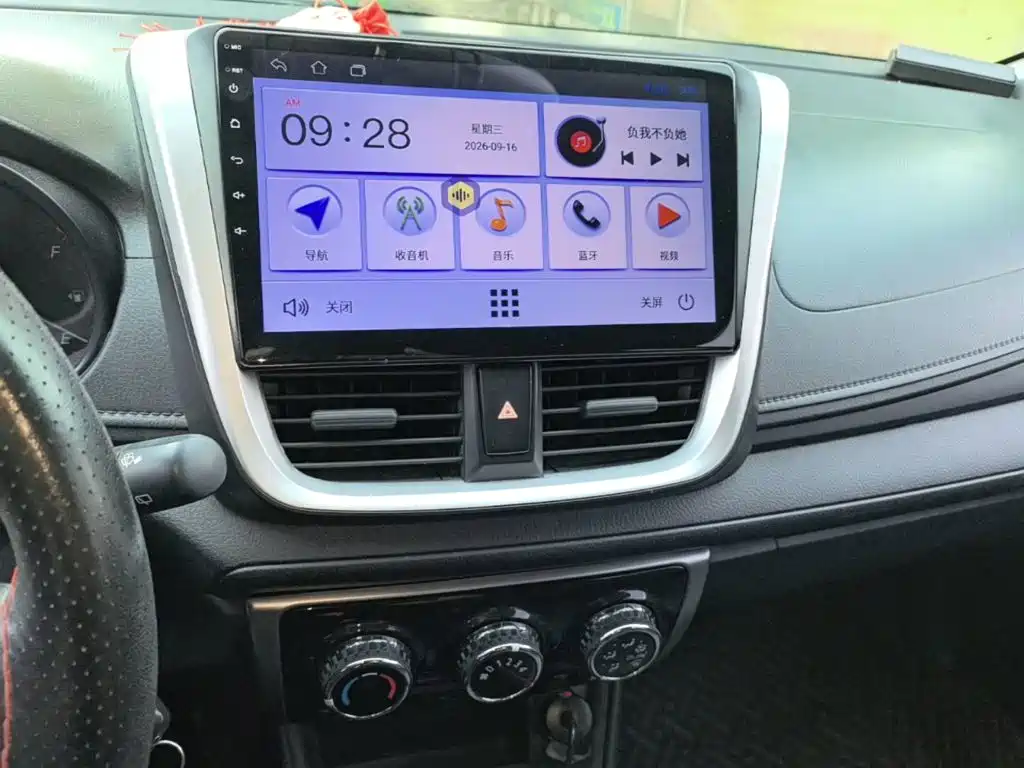 Toyota Yaris L — фото 13