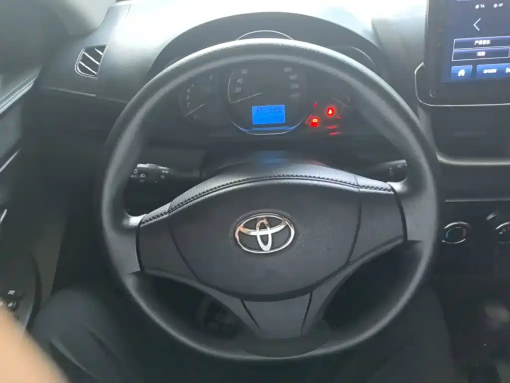 Toyota Yaris L — фото 11