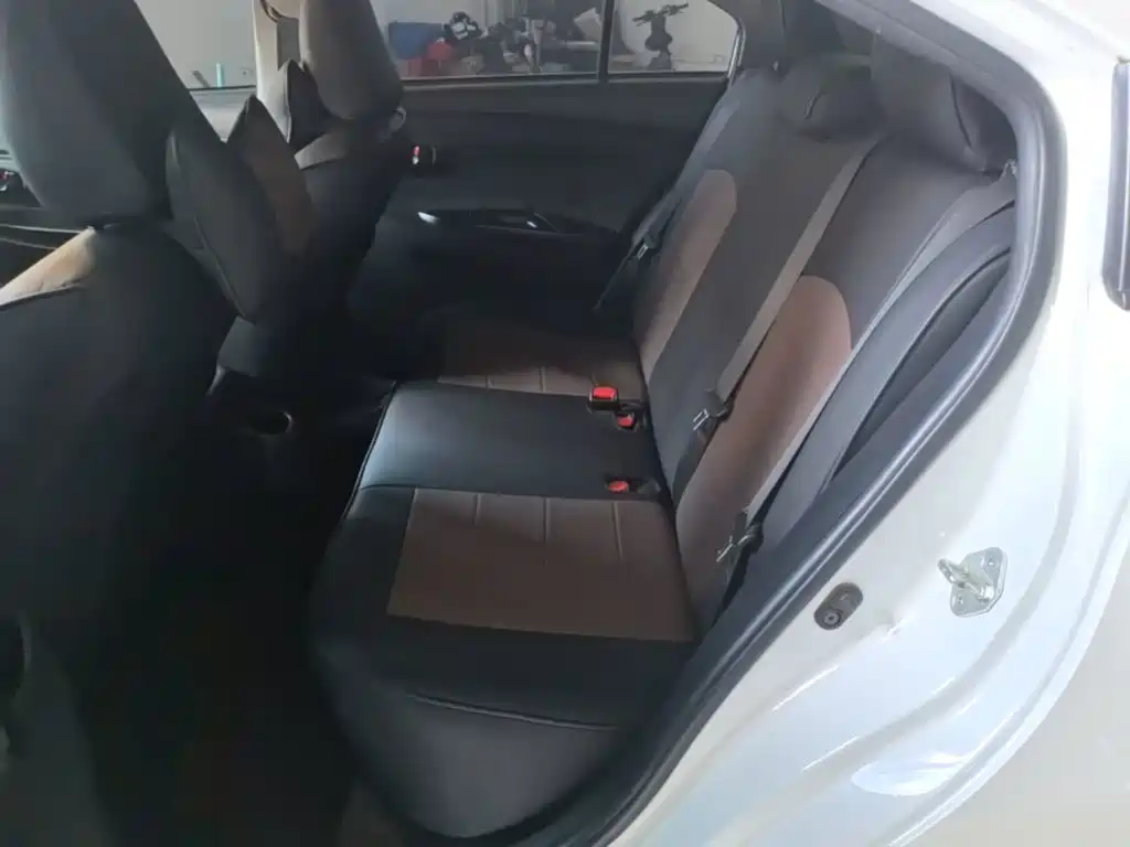 Toyota Yaris L — фото 17