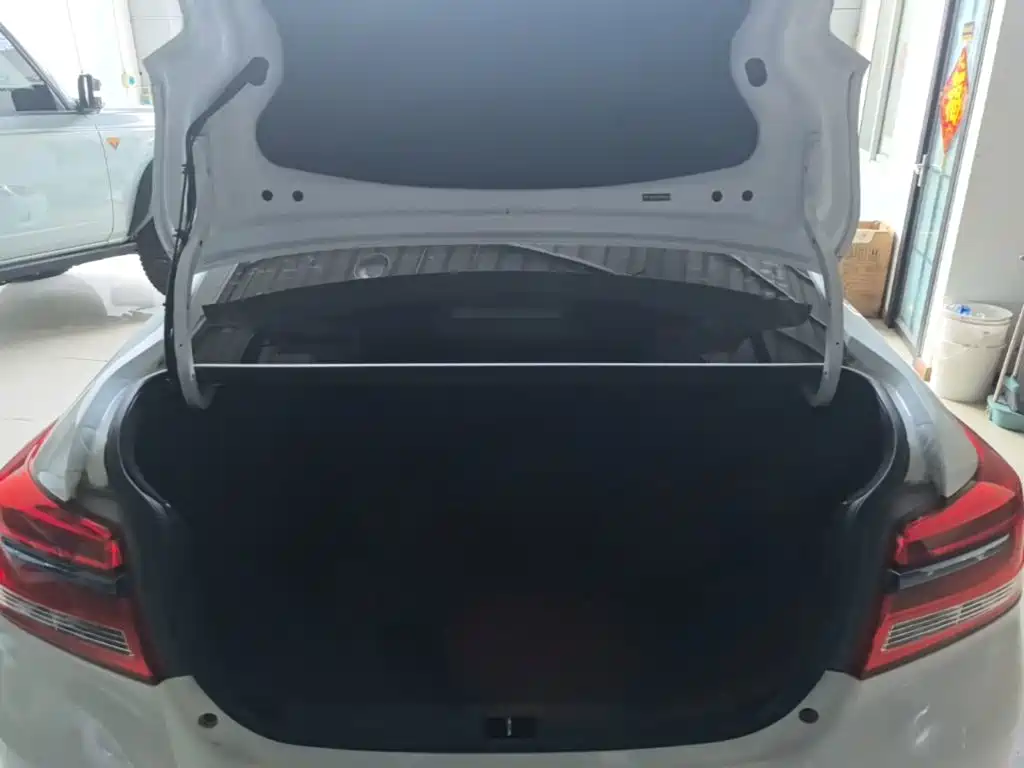 Toyota Yaris L — фото 19