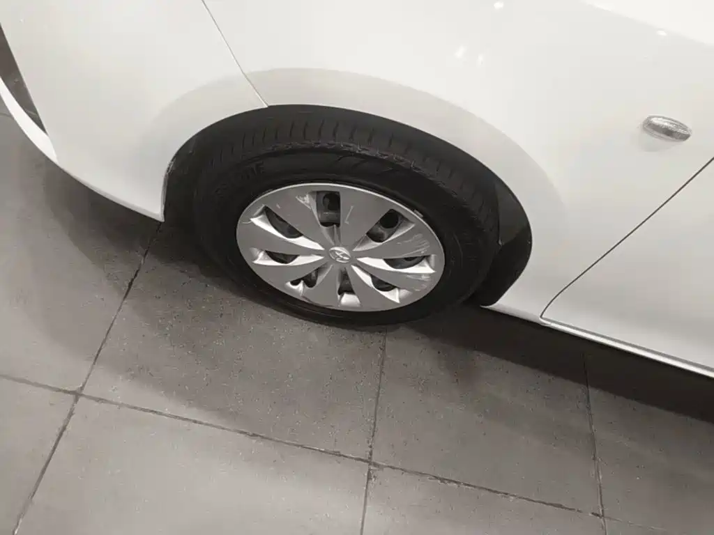 Toyota Yaris L — фото 23