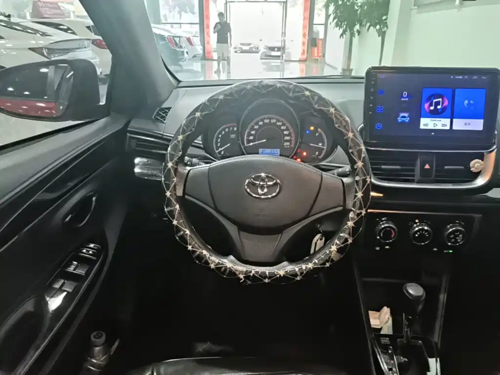 Toyota Yaris L — фото 11
