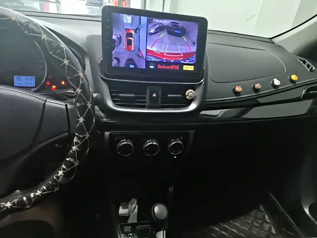 Toyota Yaris L — фото 13