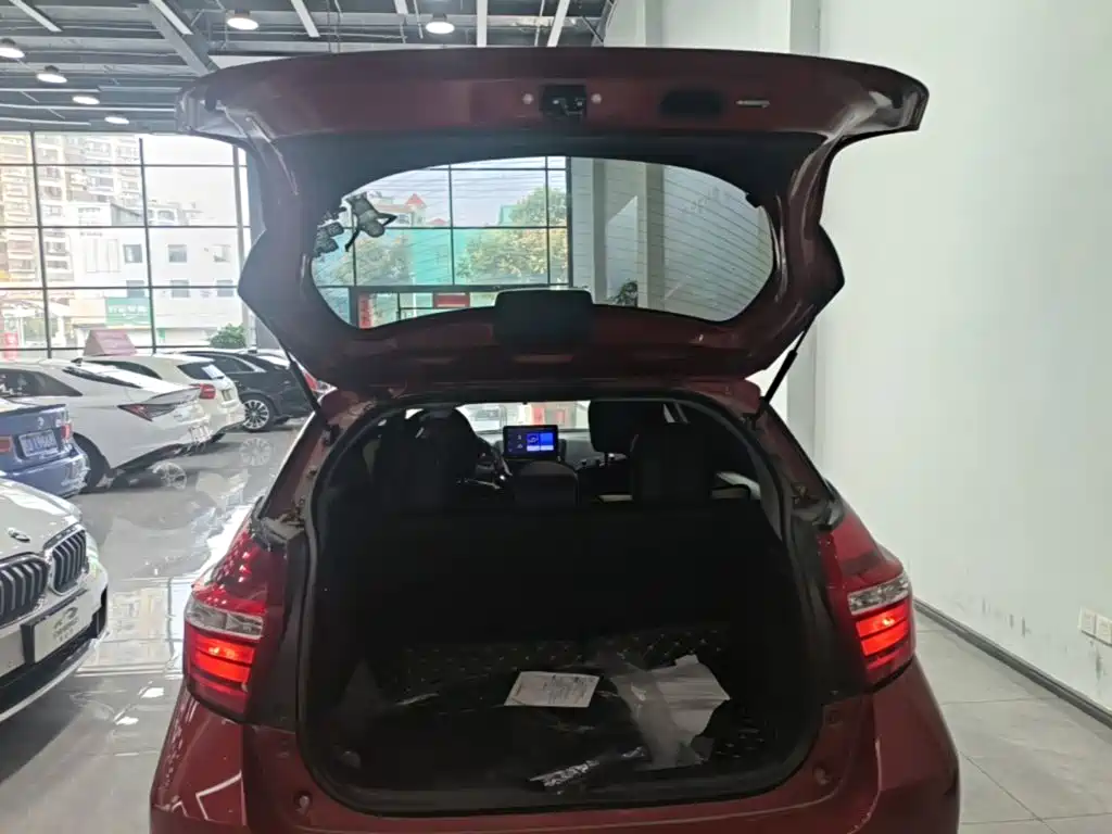 Toyota Yaris L — фото 19