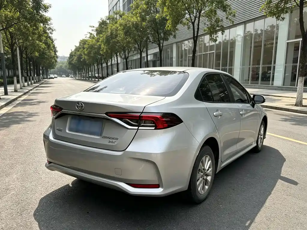 Toyota Corolla — фото 4