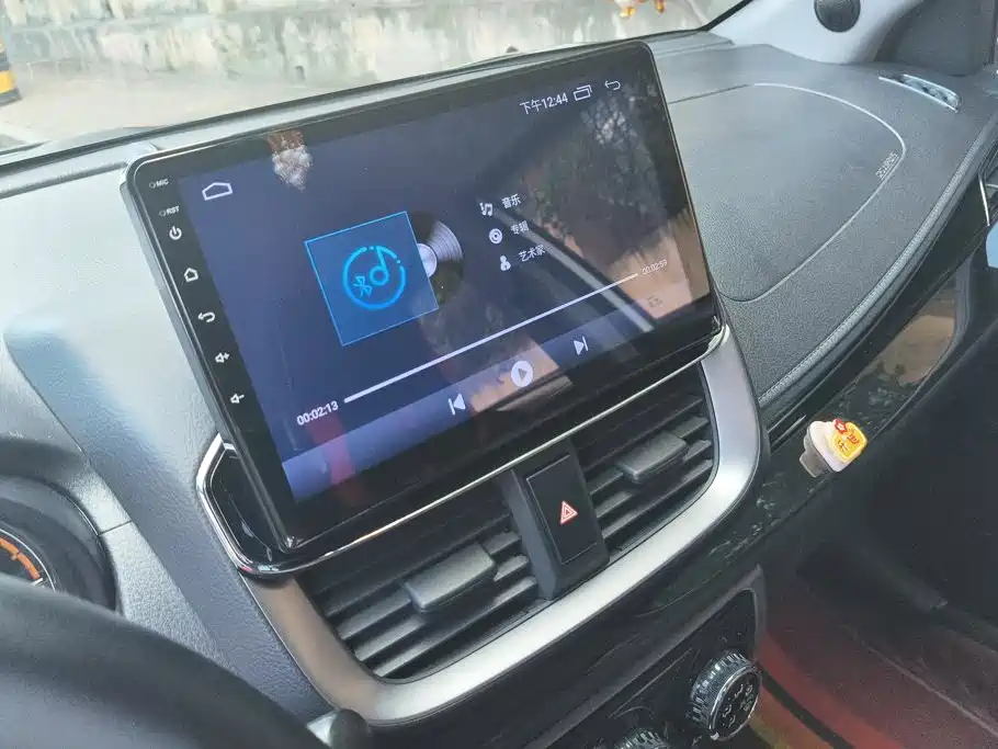 Toyota Yaris L — фото 13