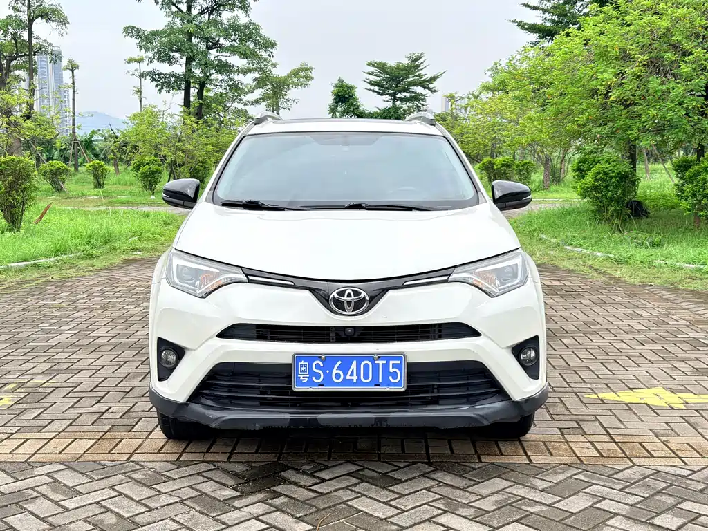Toyota RAV4 — фото 2
