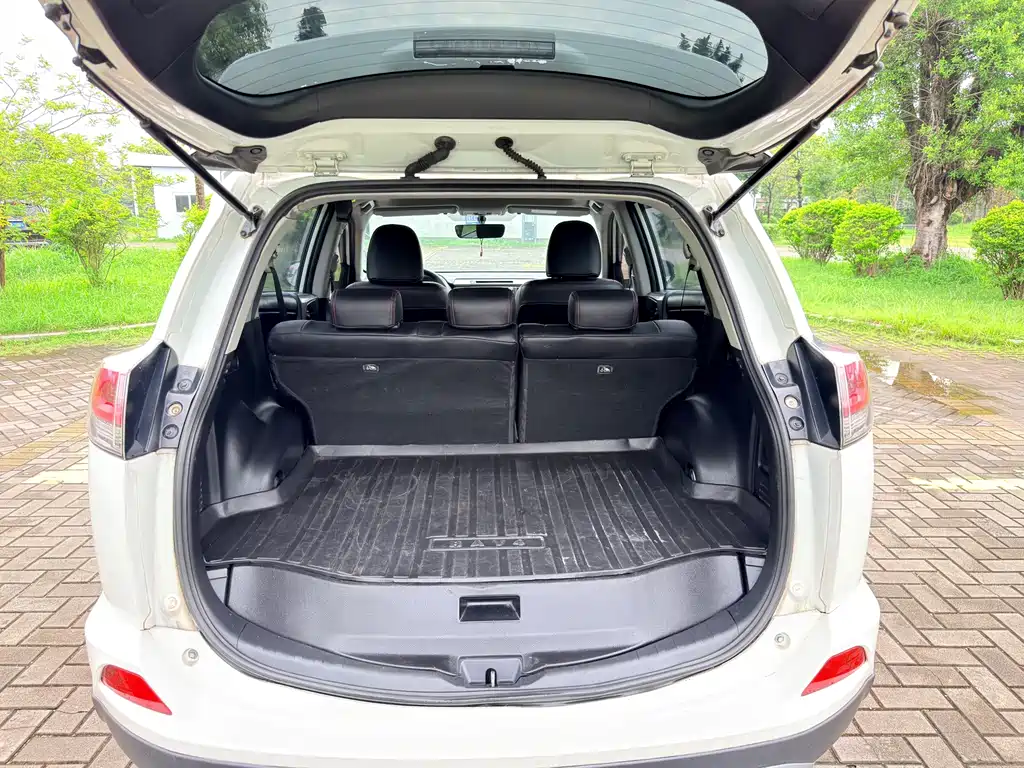 Toyota RAV4 — фото 15