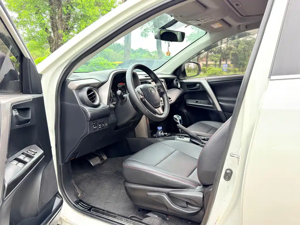 Toyota RAV4 — фото 4
