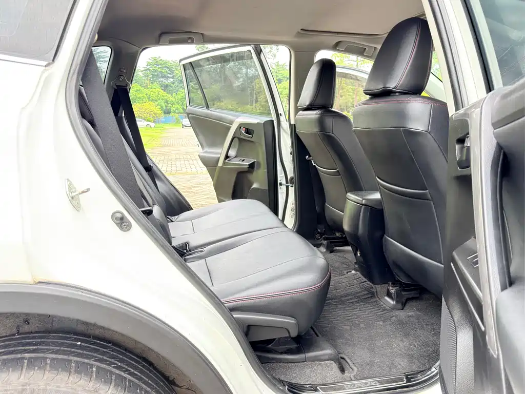 Toyota RAV4 — фото 6