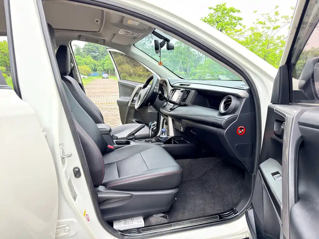 Toyota RAV4 — фото 8