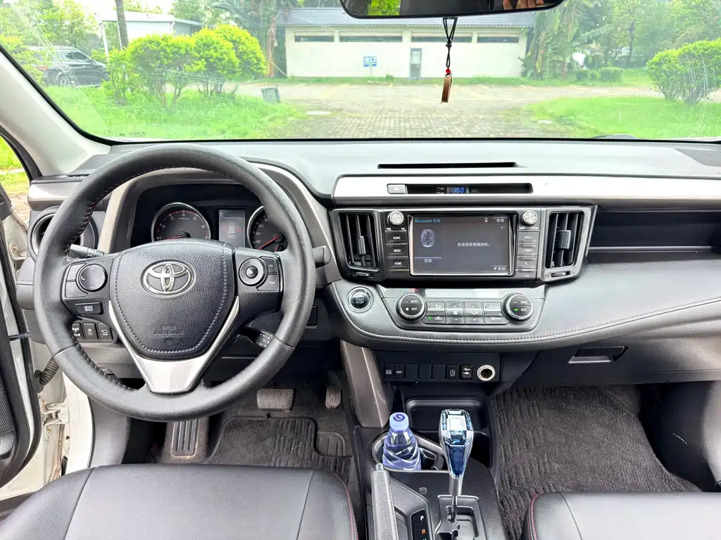 Toyota RAV4 — фото 10