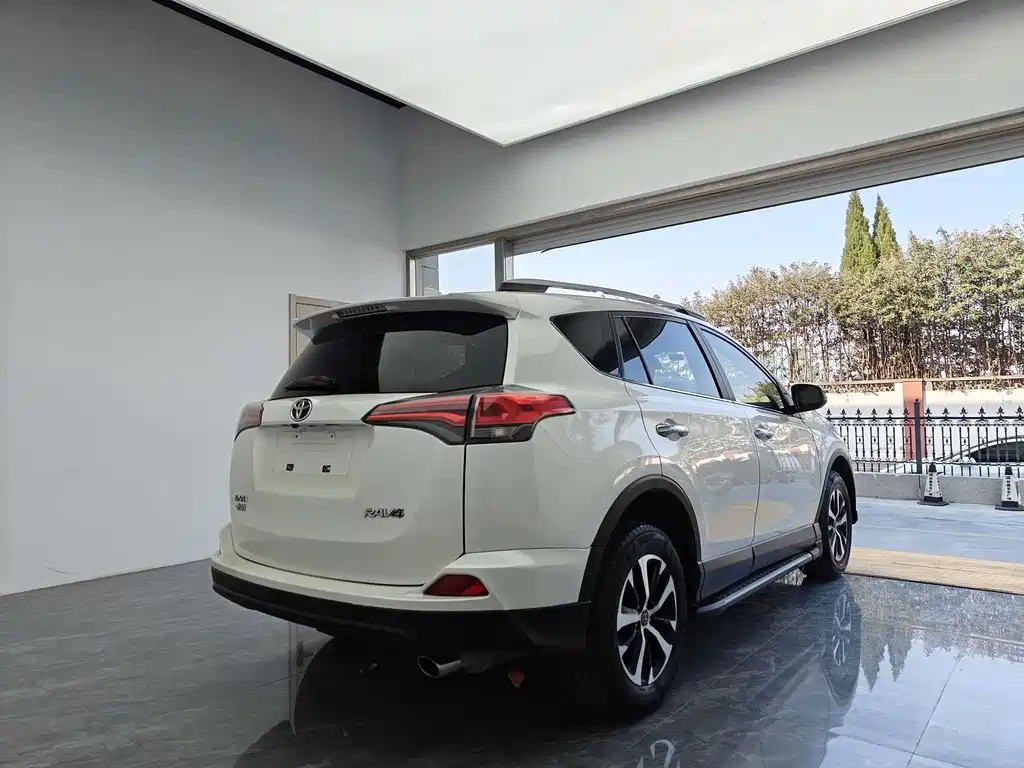 Toyota RAV4 — фото 4