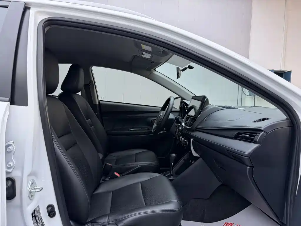 Toyota Yaris L — фото 8