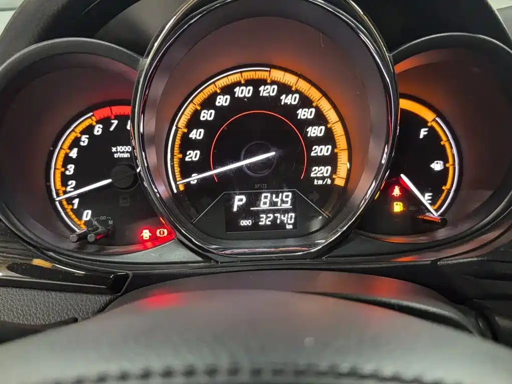 Toyota Yaris L — фото 11