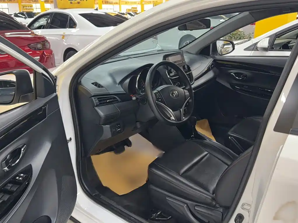 Toyota Yaris L — фото 8