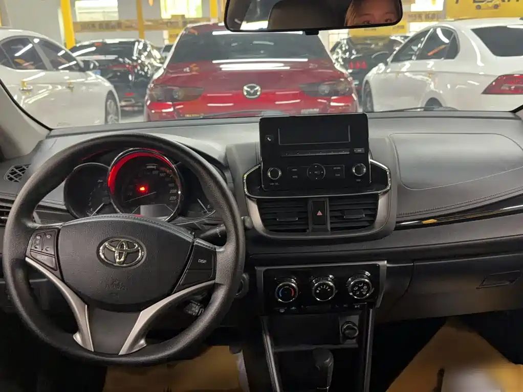 Toyota Yaris L — фото 10
