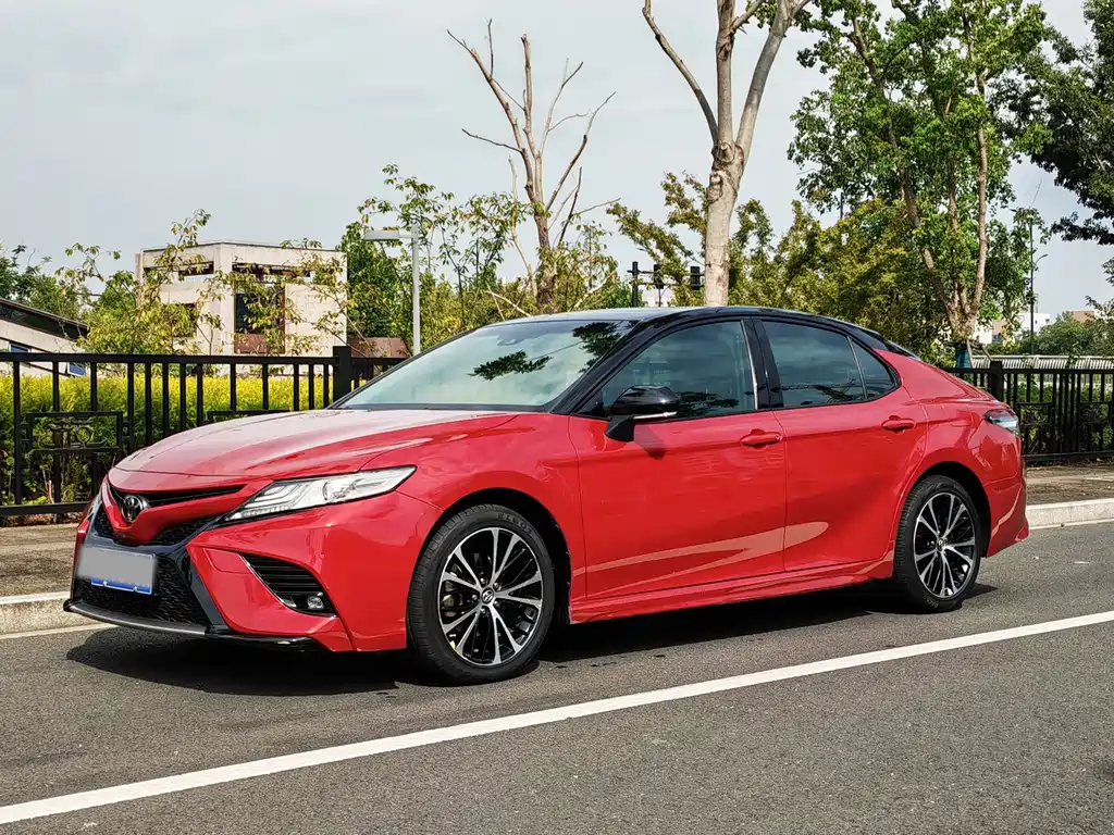 Toyota Camry — фото 2