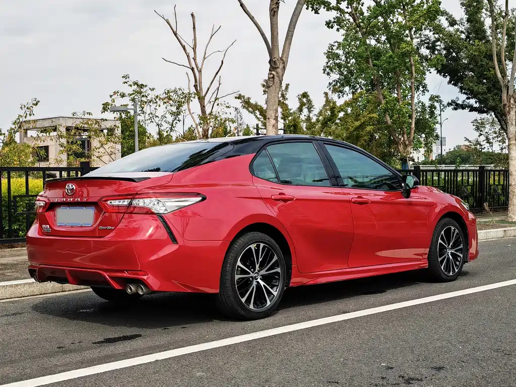 Toyota Camry — фото 9