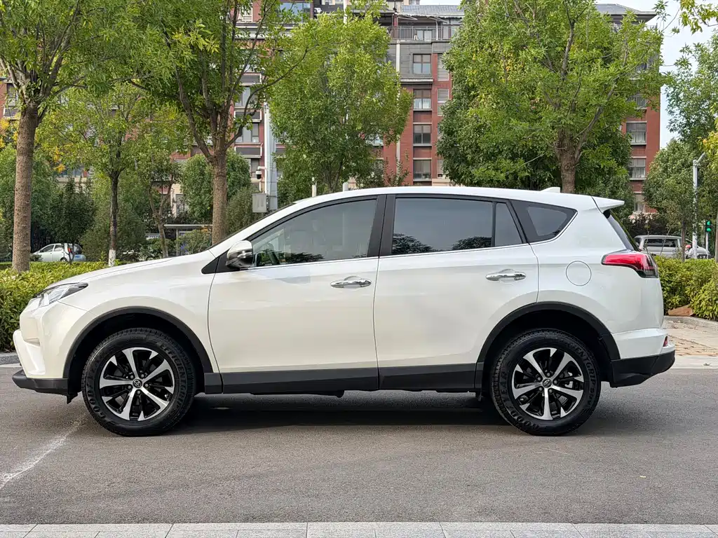 Toyota RAV4 — фото 4