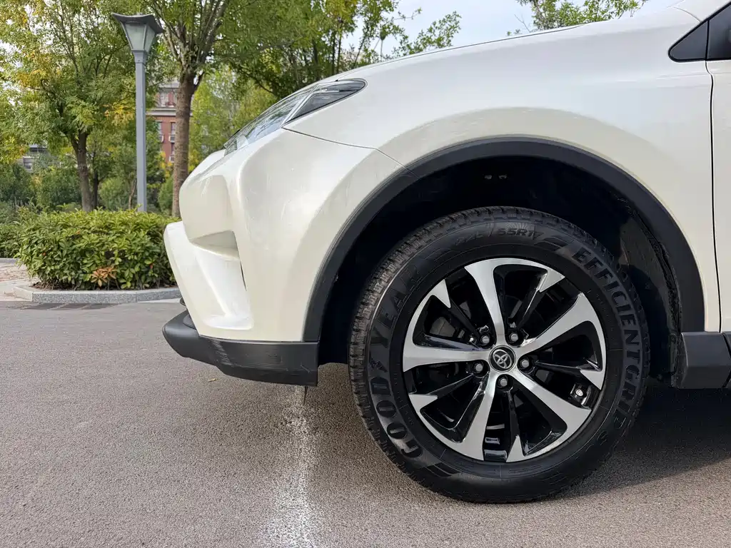 Toyota RAV4 — фото 5