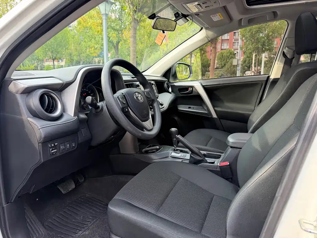 Toyota RAV4 — фото 6