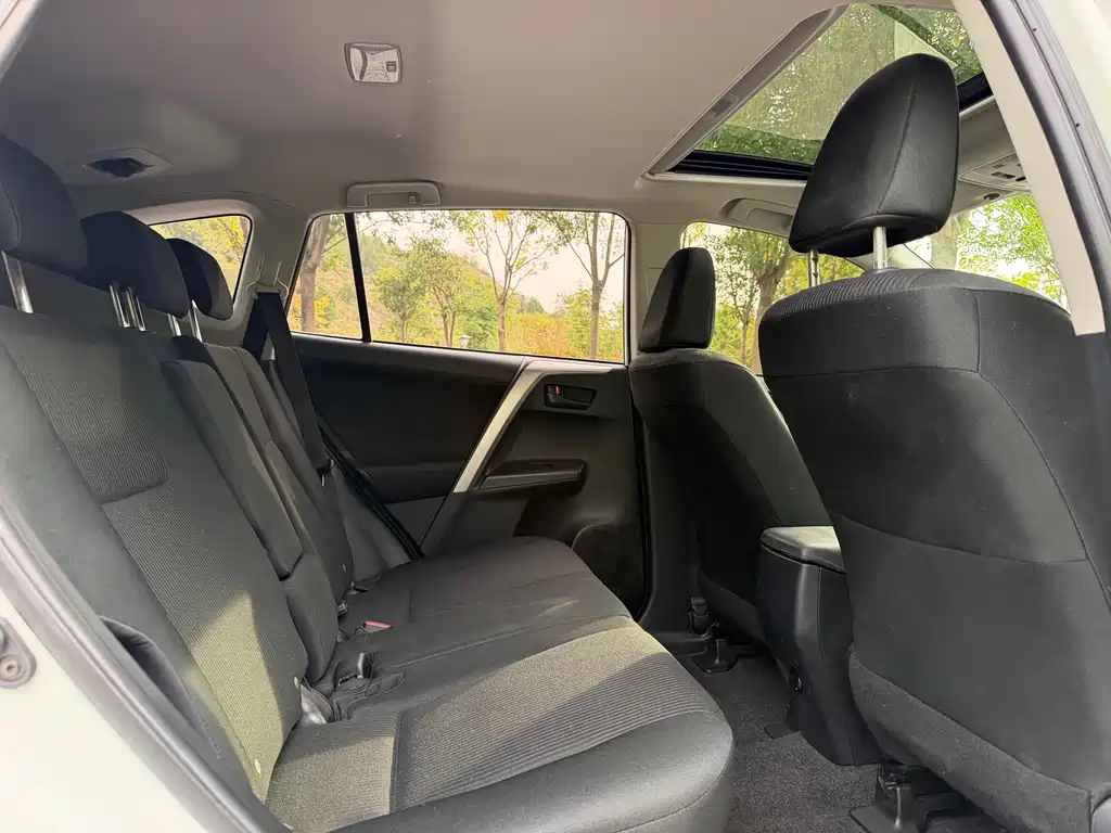 Toyota RAV4 — фото 9