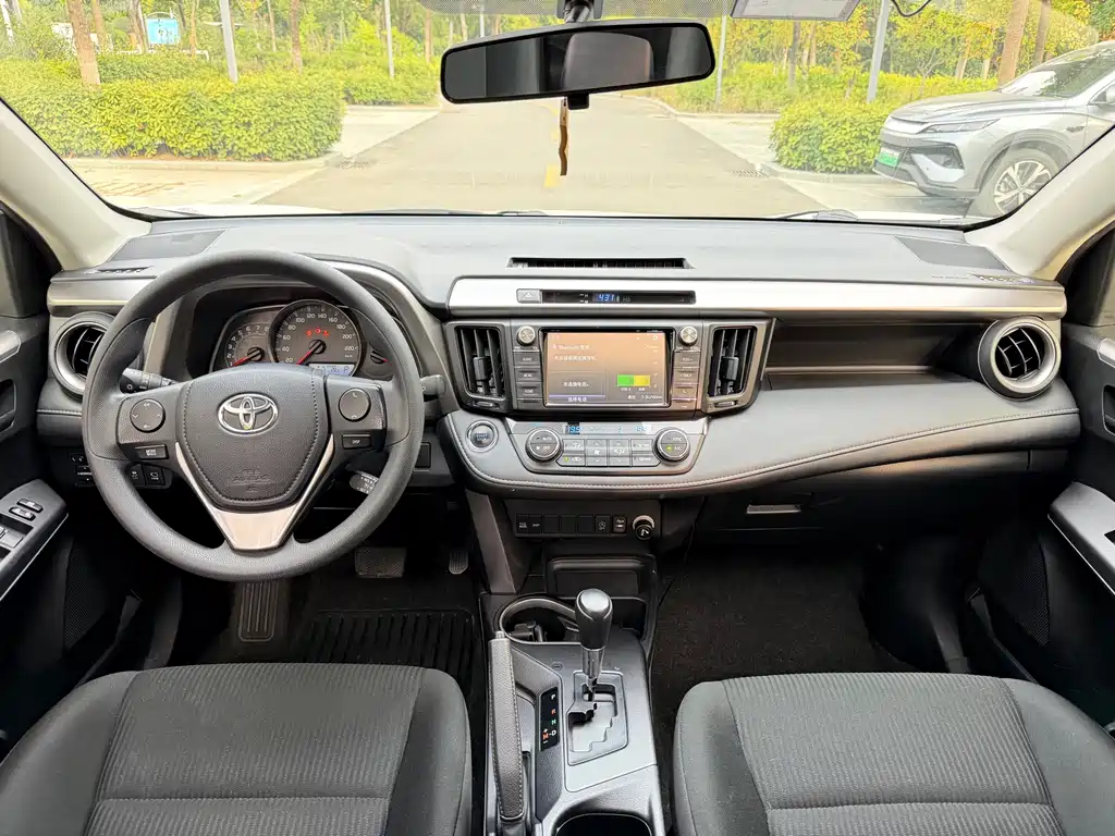 Toyota RAV4 — фото 10