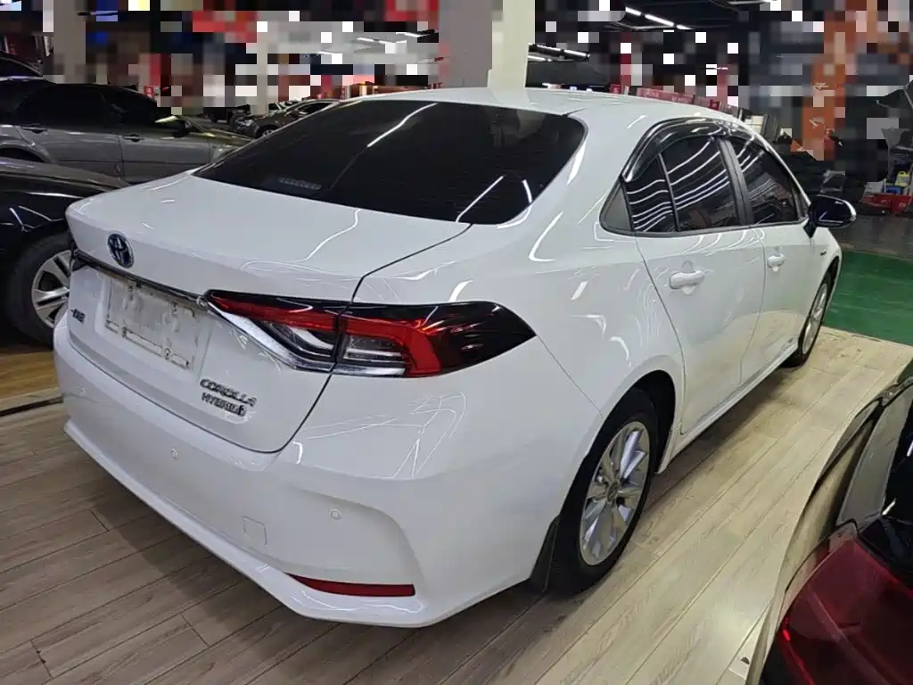 Toyota Corolla — фото 7