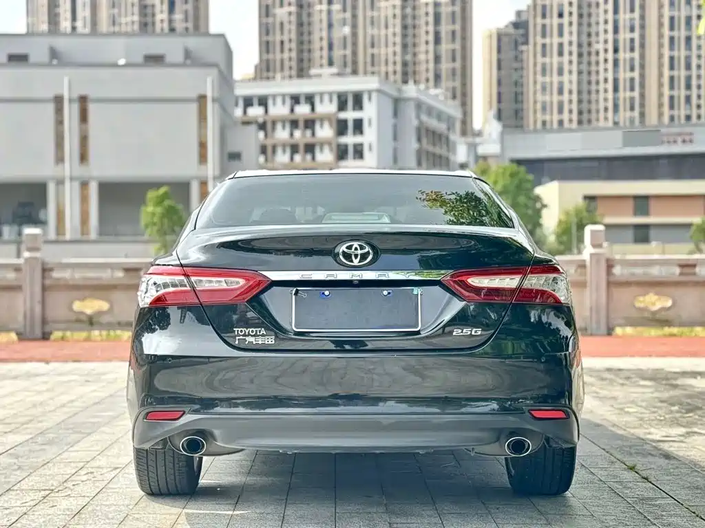 Toyota Camry — фото 5