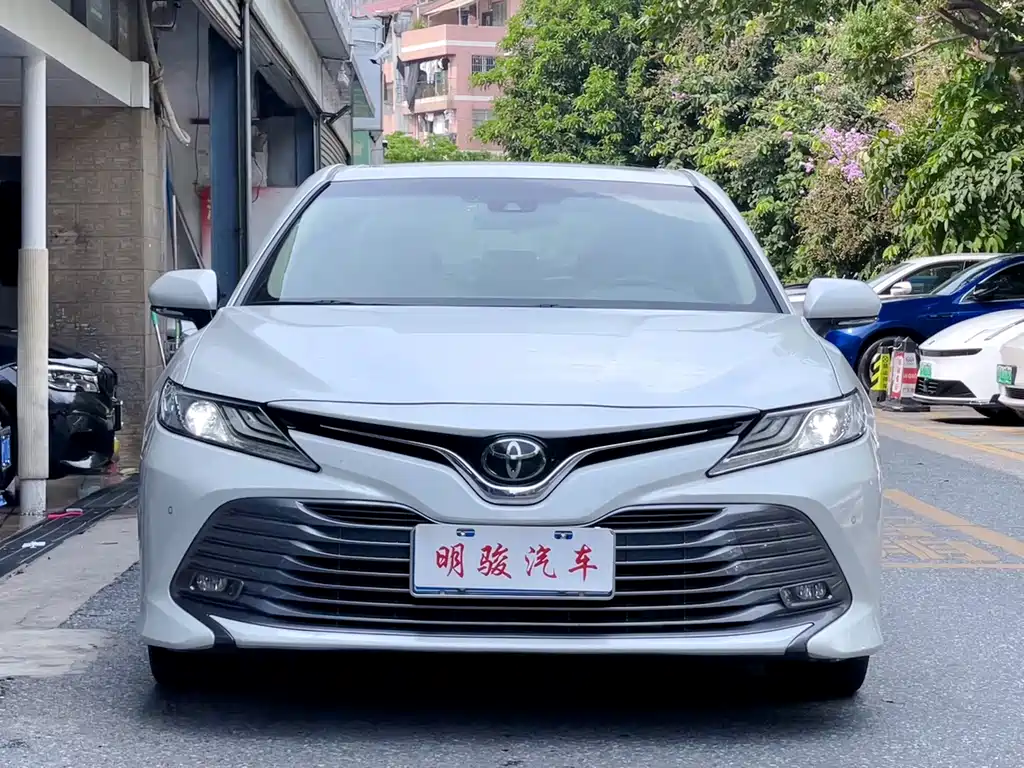 Toyota Camry — фото 2