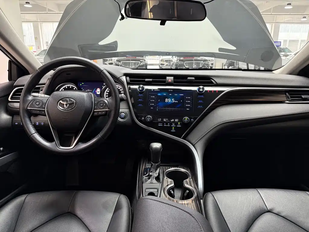 Toyota Camry — фото 9