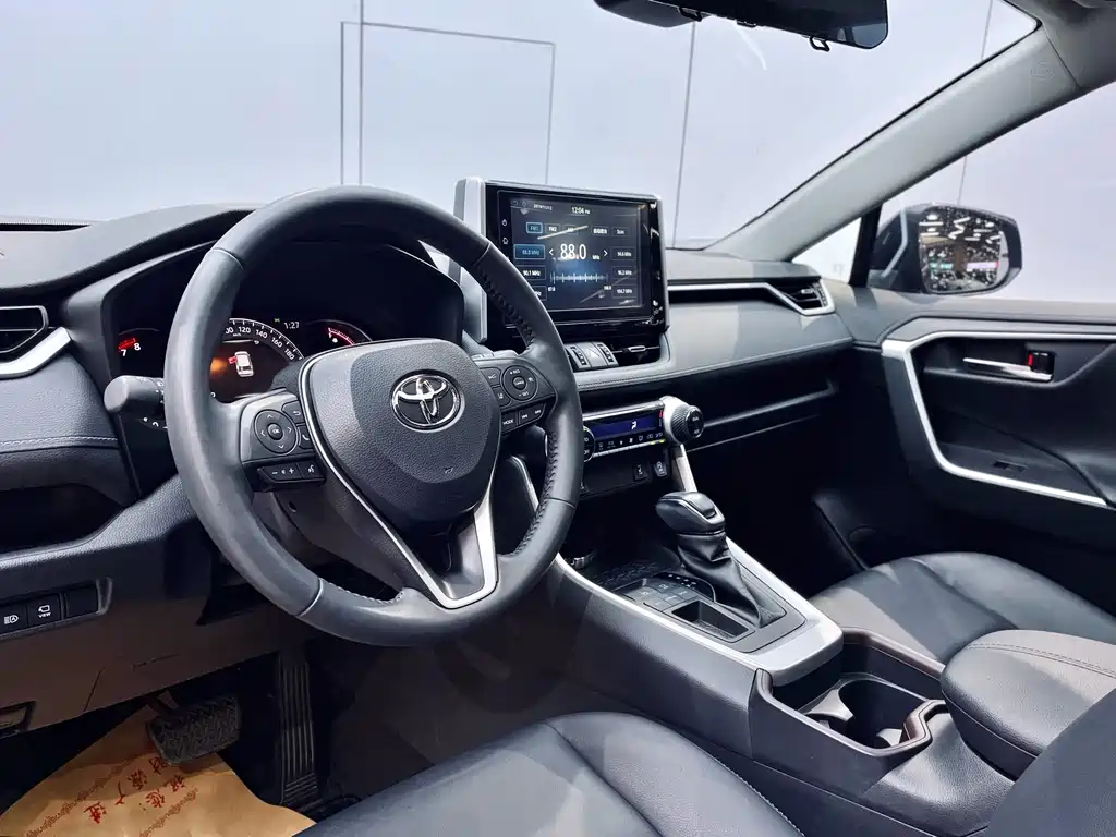 Toyota RAV4 — фото 8