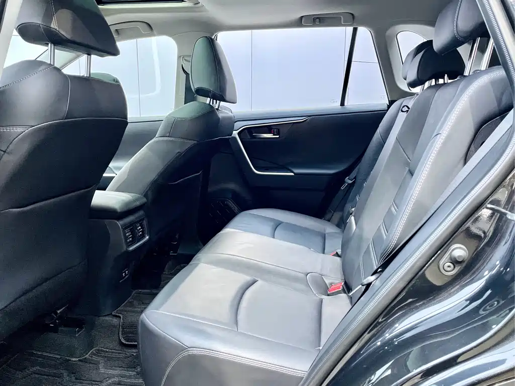Toyota RAV4 — фото 10