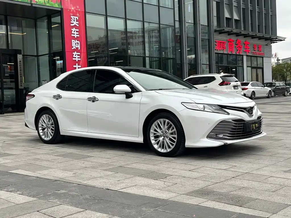 Toyota Camry — фото 3