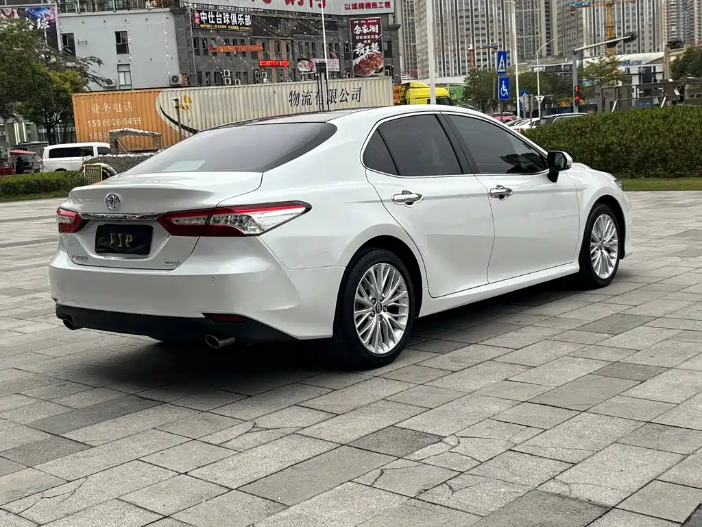 Toyota Camry — фото 4