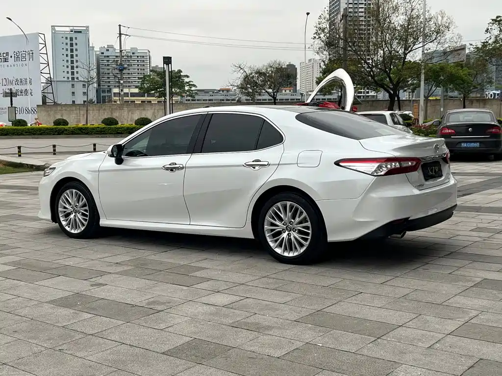 Toyota Camry — фото 6