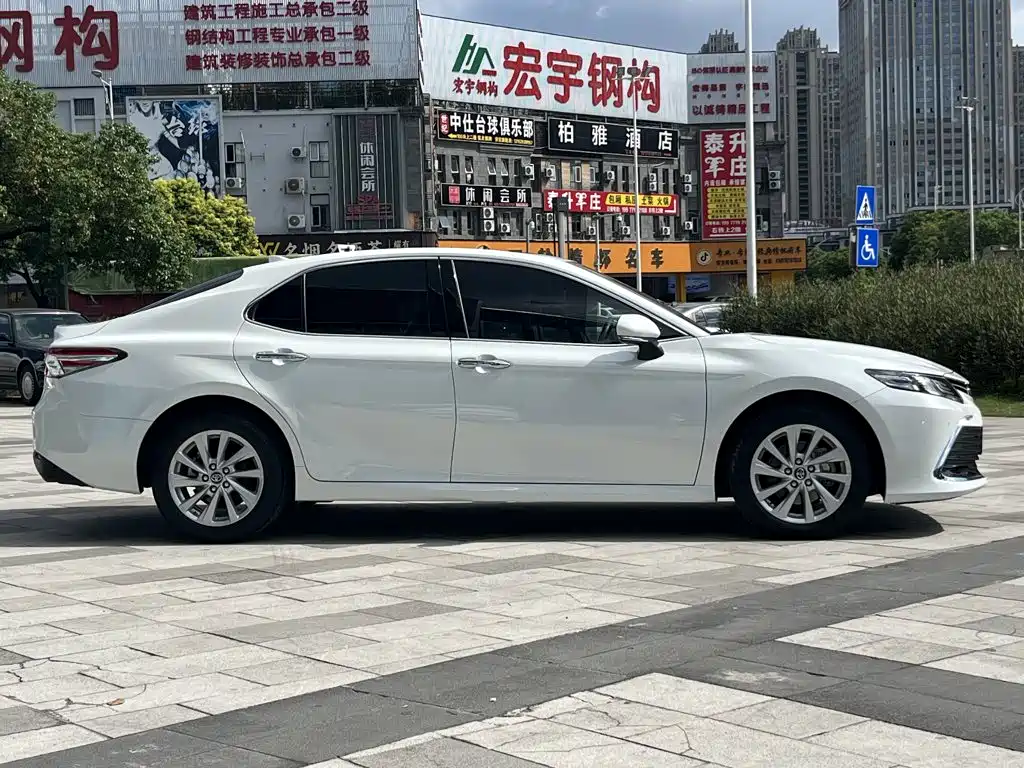 Toyota Camry — фото 4